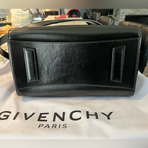 Authentic Black small Antigona satchel bag w/ gold hardware - Picture 5 of 7